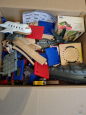 Grosses Set Eisenbahn oder Zug mit Holzschienen