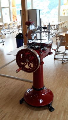 Schwungrad Aufschnittmaschine manuell mit Sockel