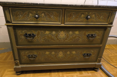 Kommode mit Bauernmalerei in Grün.