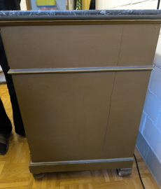 Kommode mit Bauernmalerei in Grün.