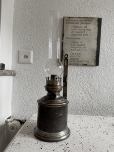 Antike Petroleum-Wandlampe mit Glaszylinder (ca. 1900-1930)