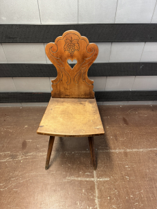 Massiver Bauernstuhl mit Herz geschnitzt rustikal