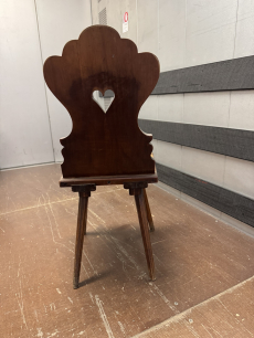Massiver Bauernstuhl mit Herz geschnitzt rustikal