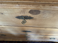 Antike Bauernkommode aus Massivholz (19. Jh.)