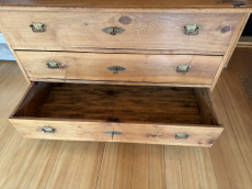 Antike Bauernkommode aus Massivholz (19. Jh.)