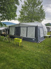 Wohnwagen auf Campingplatz