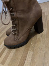 Braune Stiefeletten mit Absatz   