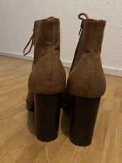 Braune Stiefeletten mit Absatz   
