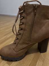 Braune Stiefeletten mit Absatz   
