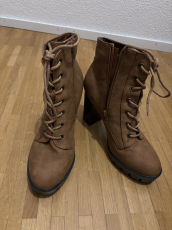 Braune Stiefeletten mit Absatz   
