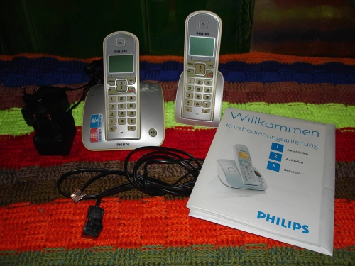 Funktelefon Philips mit Basisstation und 2 Handgeräten.
