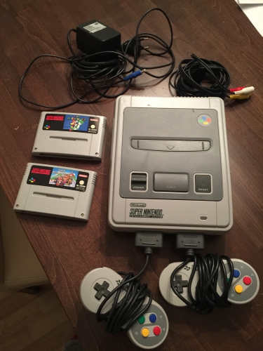 Klassische Super Nintendo Konsole mit 2 Spielen