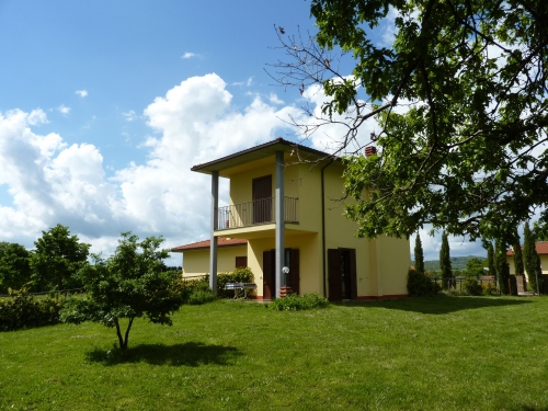 Italien: wunderschönes, 2-stöckiges Ferienhaus mit Garten & Pool