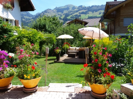 zweisimmen 3 zi Ferienwohnung mit grossem Garten, Terasse Lounge 