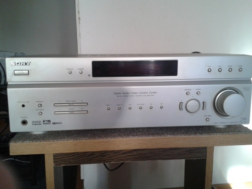 Sony-Receiver mit Boxen und Plattenspieler