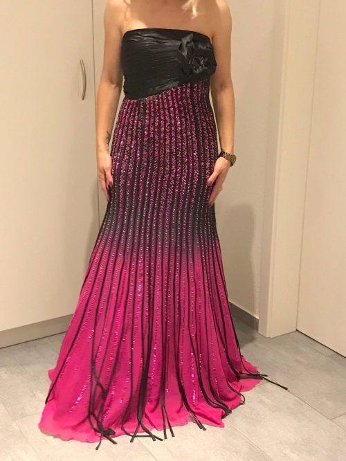 Auffallen in diesem Abendkleid