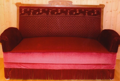 Rubinrotes antikes Sofa