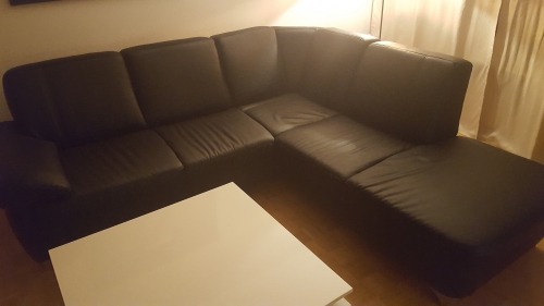 schwarzes Ledersofa