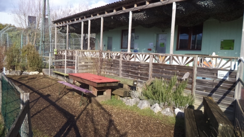 Holz-Pavillon mit Fenstern