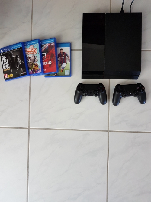 Playstation 4 mit 2 Controllern + 4 Spiele