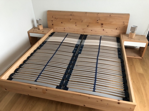 Zirbenbett aus Massivholz 180x200 zu verkaufen mit Nachttisch 