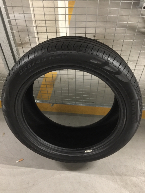 255/45/R20 Pirelli Sommerreifen (nur 100km)