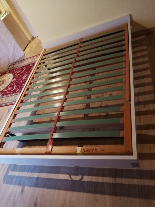 Robustes 1.40x2.00 Bett zu verschenken. 