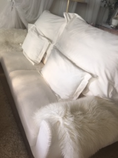 creme weisses Sofa