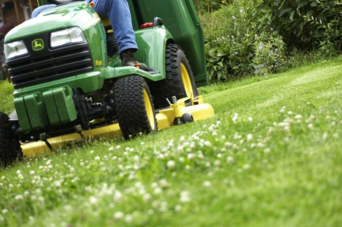 Landwirte erledigen für Sie Rasenpflege und Gartenarbeiten