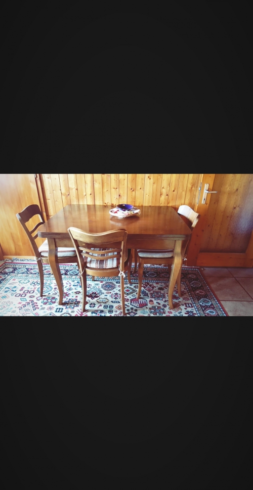 Tisch mit 3 Stühlen