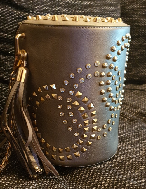 Neuwertige graue Handtasche mit Nieten und Glitzer