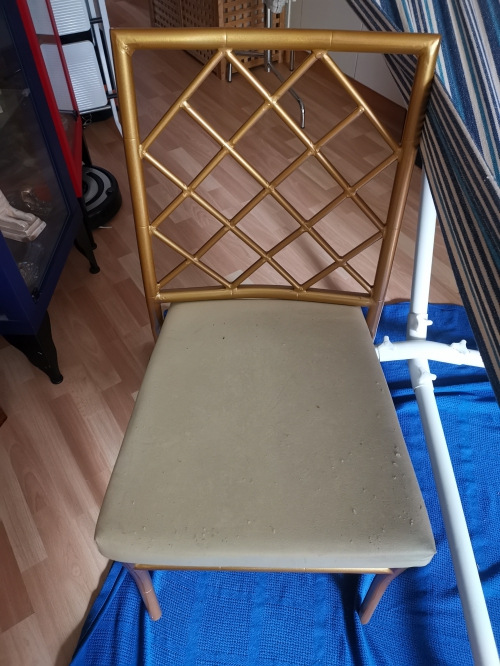 2 goldfarbene Stühle