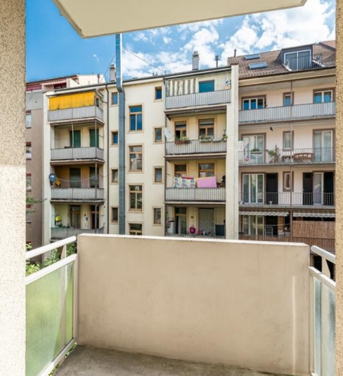 Möblierte 2.5 Zimmerwohnung mit Balkon an zentraler Lage !!!