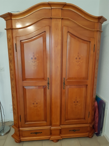 Schrank im Biedermeier Stil