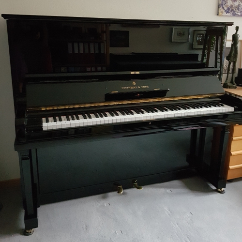 STEINWAY  &  SONS  zu verkaufen