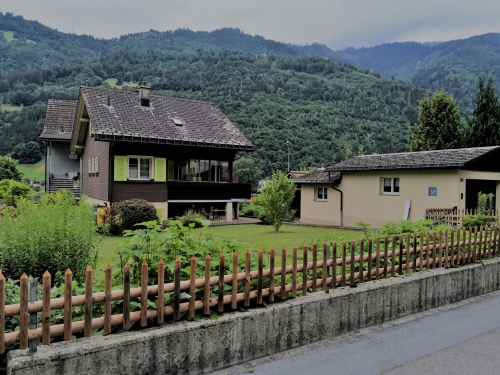 4.5 Zimmer Einfamilienhaus in Nidfurn mit Baulandreserve