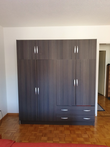 Stylischer geräumiger Kleiderschrank braun