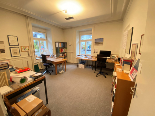 Schönes Eckbüro mit 1–2 Arbeitsplätzen in Zürich Hottingen