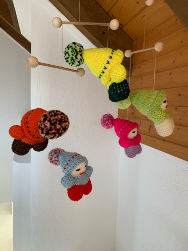 Herzige selbstgestrickte Zwergenmobile