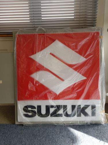 Leuchtreklametafel Suzuki