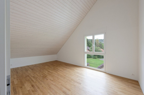 Schöne 3.5 Zimmer Dachwohnung mit grossem Balkon 2'190.- pro Mona