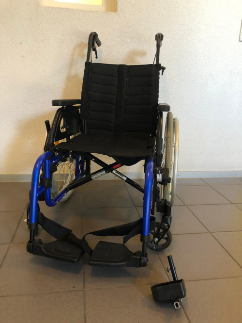 Rollstuhl mit Therapietisch