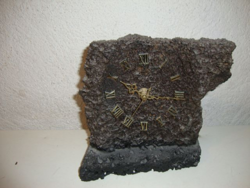 Uhr aus Vulkanstein