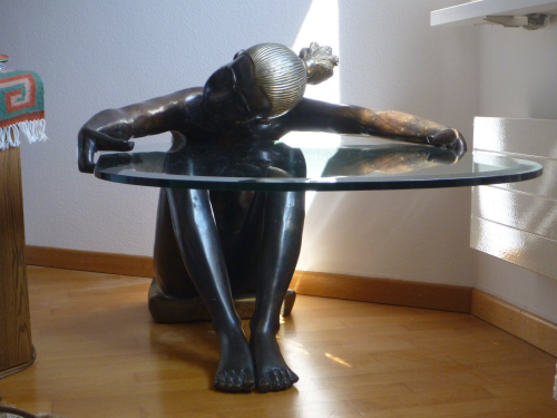 Glas-Tisch, sitzende Frau