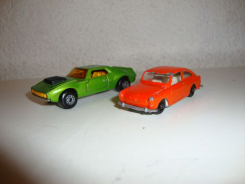 2 alte Spielzeugautos