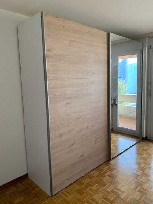 Wunderschöner Schrank mit Schwebetüren und grosser Spiegelfront