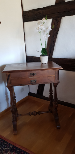 Holztisch/Beistellmöbel mit 2 Schubladen