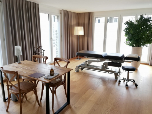 Schönes, helles Zimmer in Osteopathie-Praxis in Meggen
