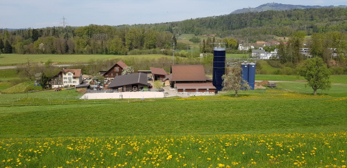 Grosszügige Auslaufbox, mit direktem Weidegang