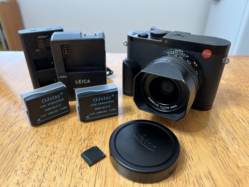 Leica Q Typ 116 mit Daumen und Griffen + Ersatzbatterien